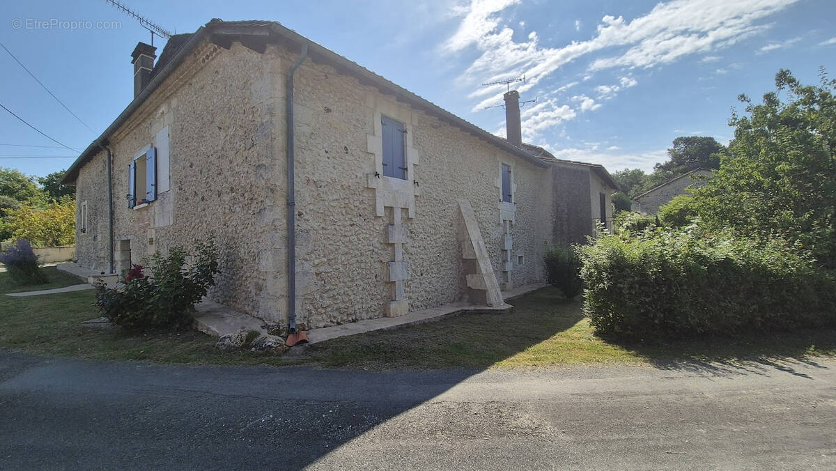Maison à SEGONZAC