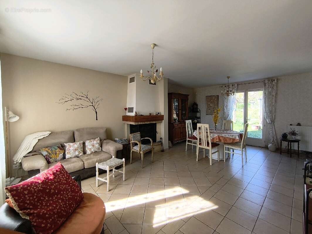 Maison à VALLANGOUJARD
