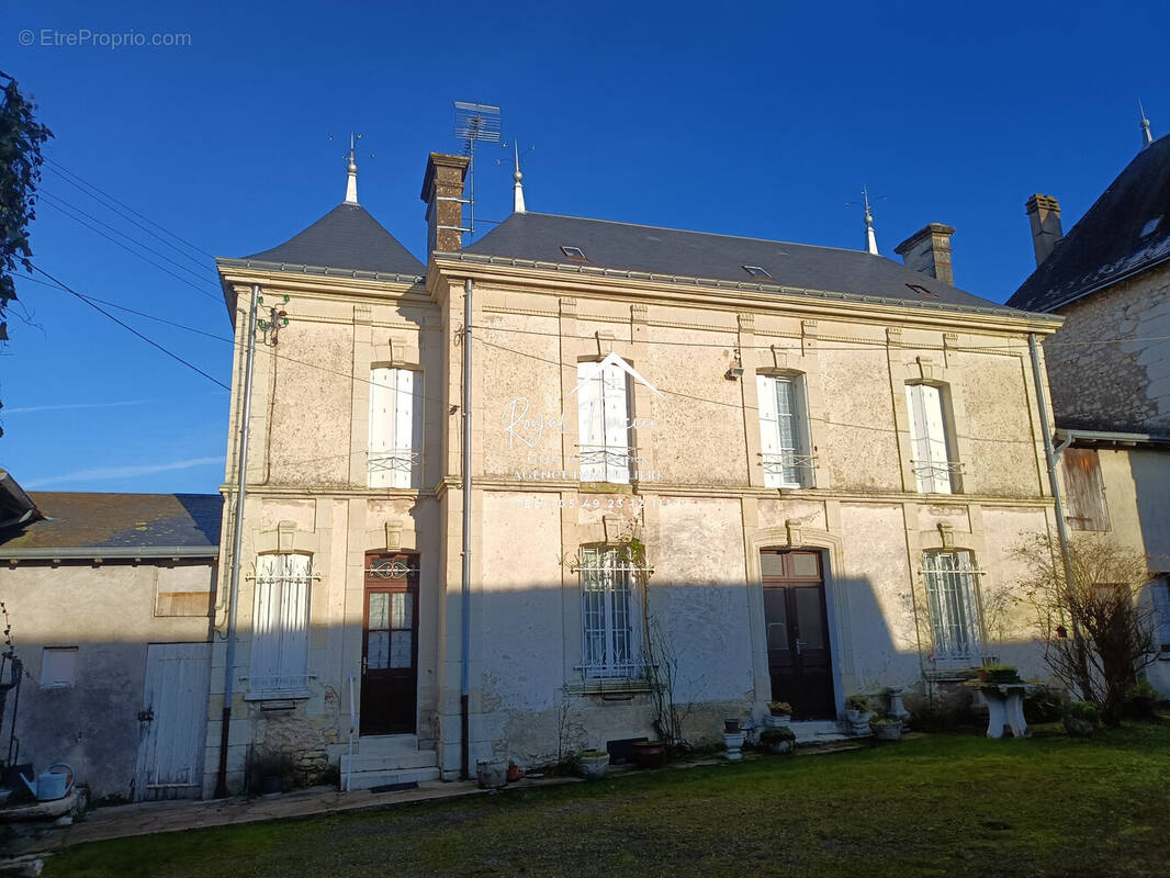 Propriété de 104 m2 + dépendances  - Maison à SAINTE-MAURE-DE-TOURAINE