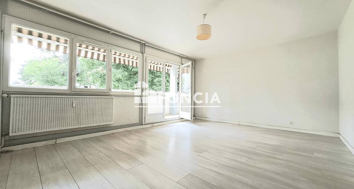 Appartement à PIERRE-BENITE