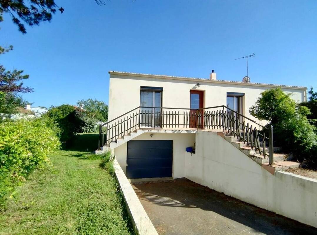 Photo 1 - Maison à MOUTIERS-LES-MAUXFAITS