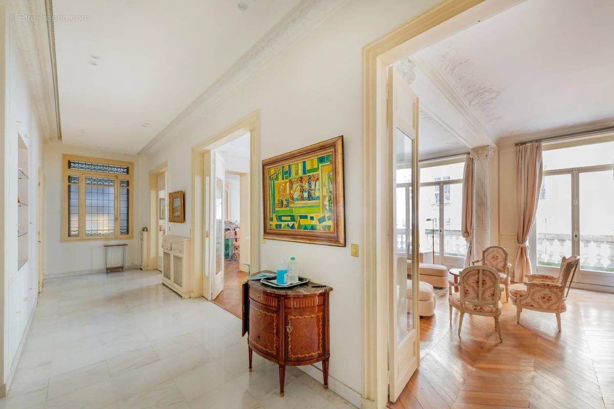 Appartement à PARIS-16E