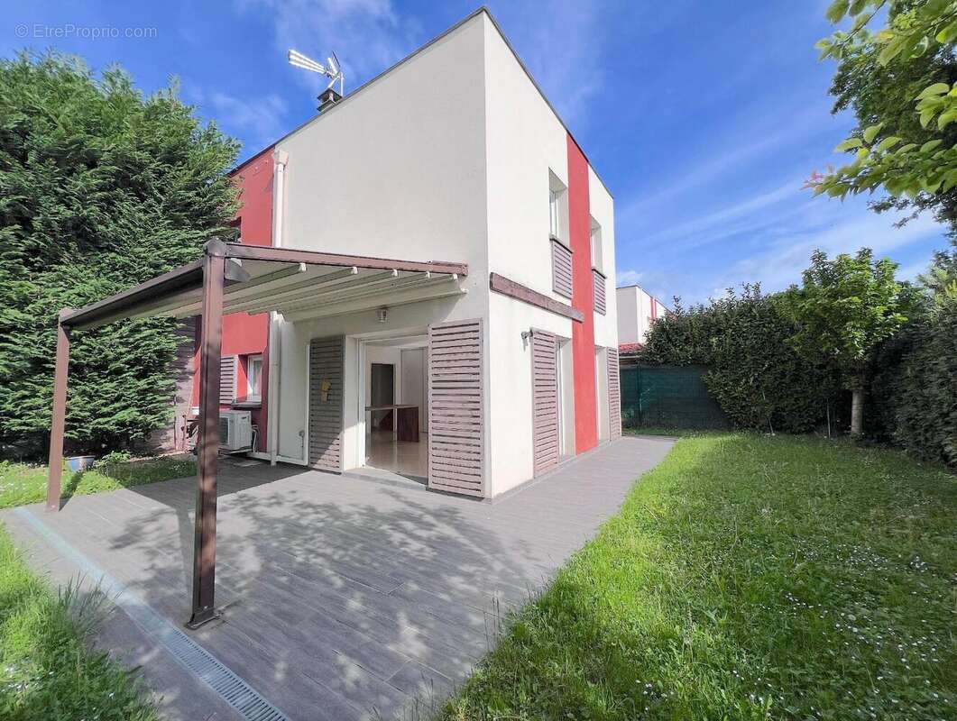   - Maison à DECINES-CHARPIEU