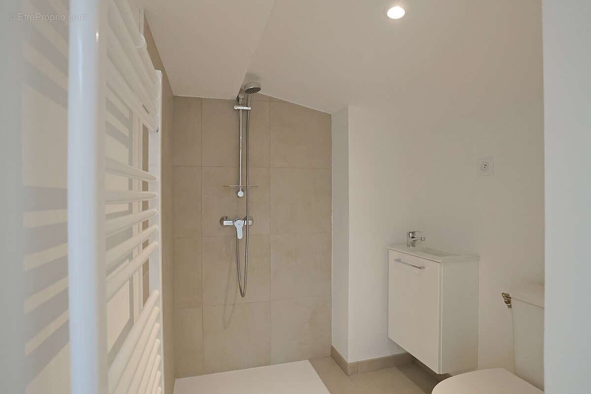 Appartement à SOLLIES-PONT