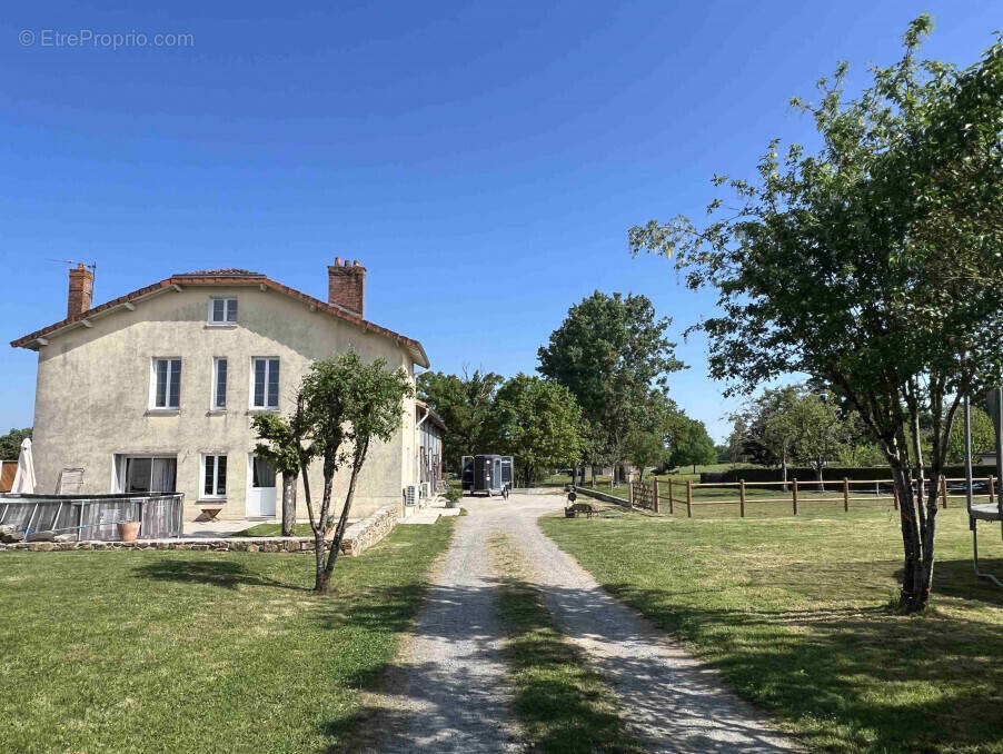 Maison à MEZIERES-SUR-ISSOIRE