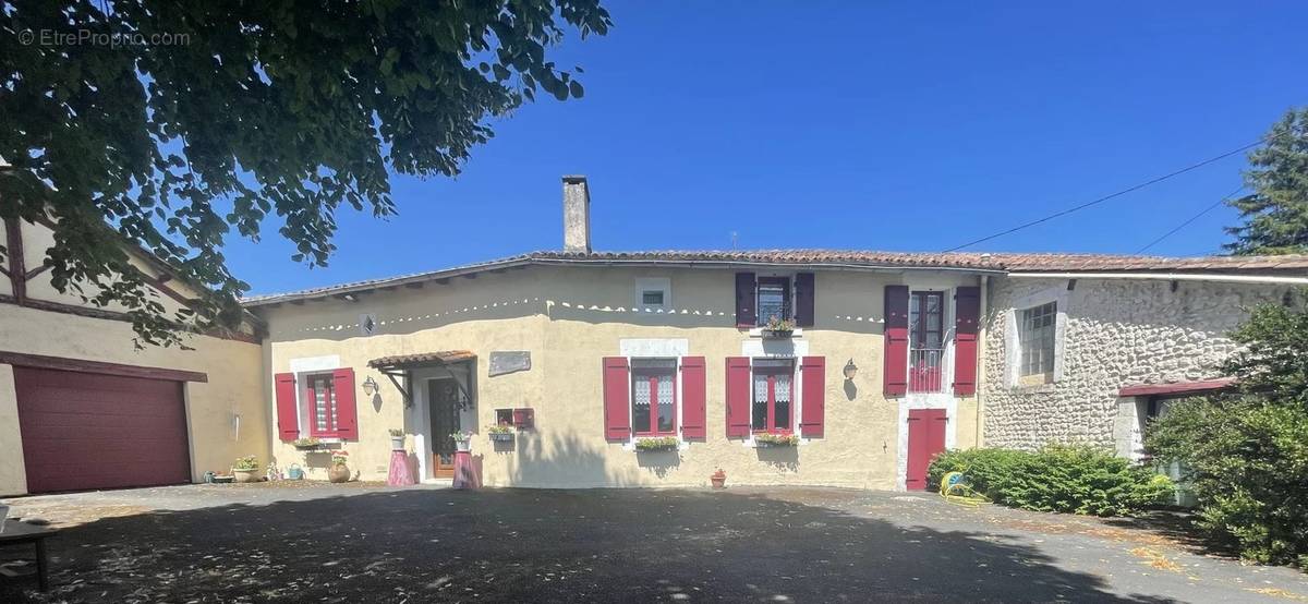 Maison à COURGEAC