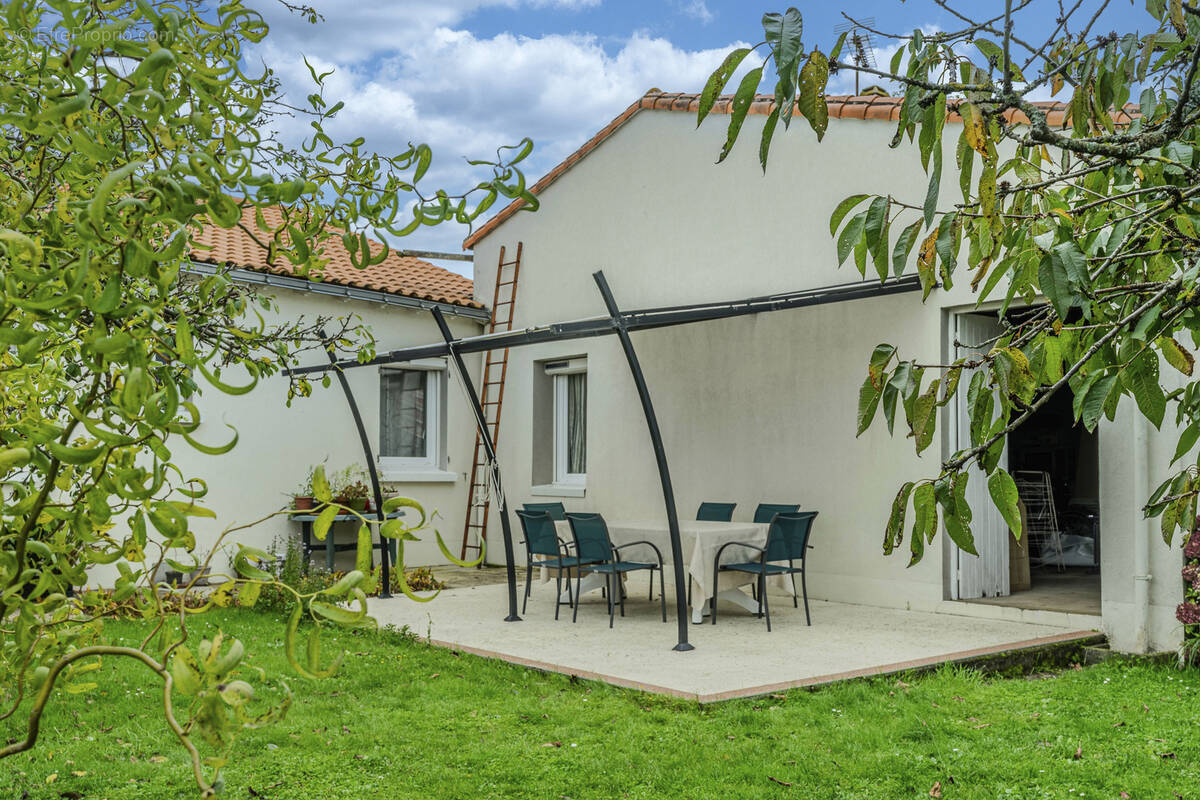 Maison à LA CHAPELLE-BASSE-MER