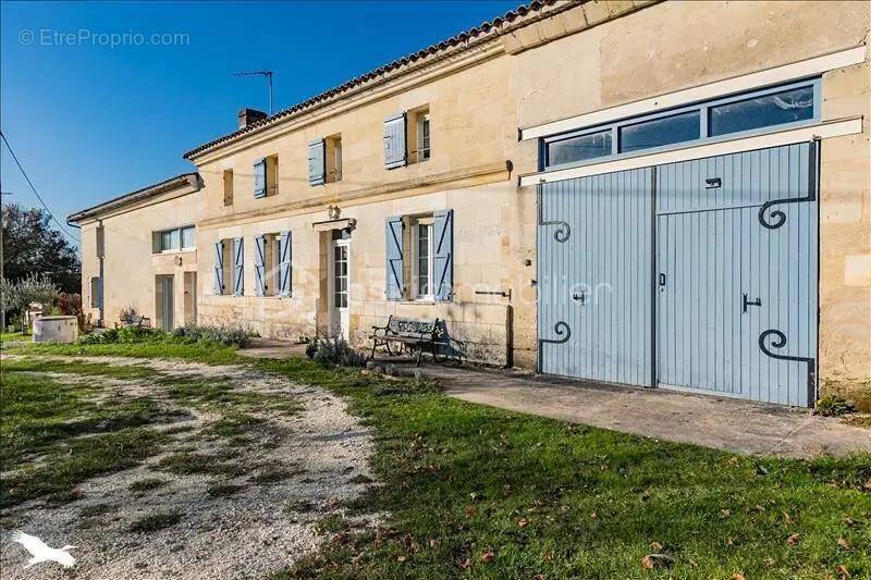 Maison à COUTRAS