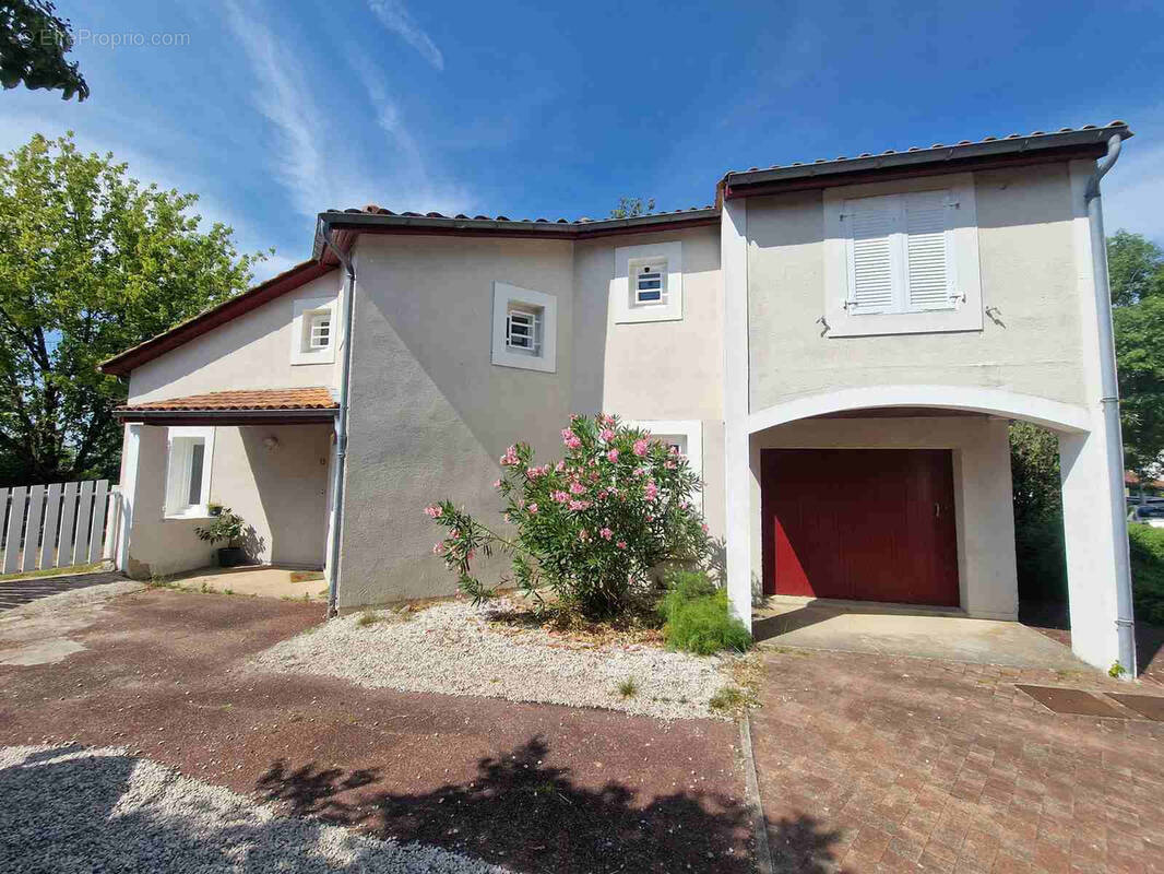 Maison à SAINT-SEURIN-DE-CURSAC