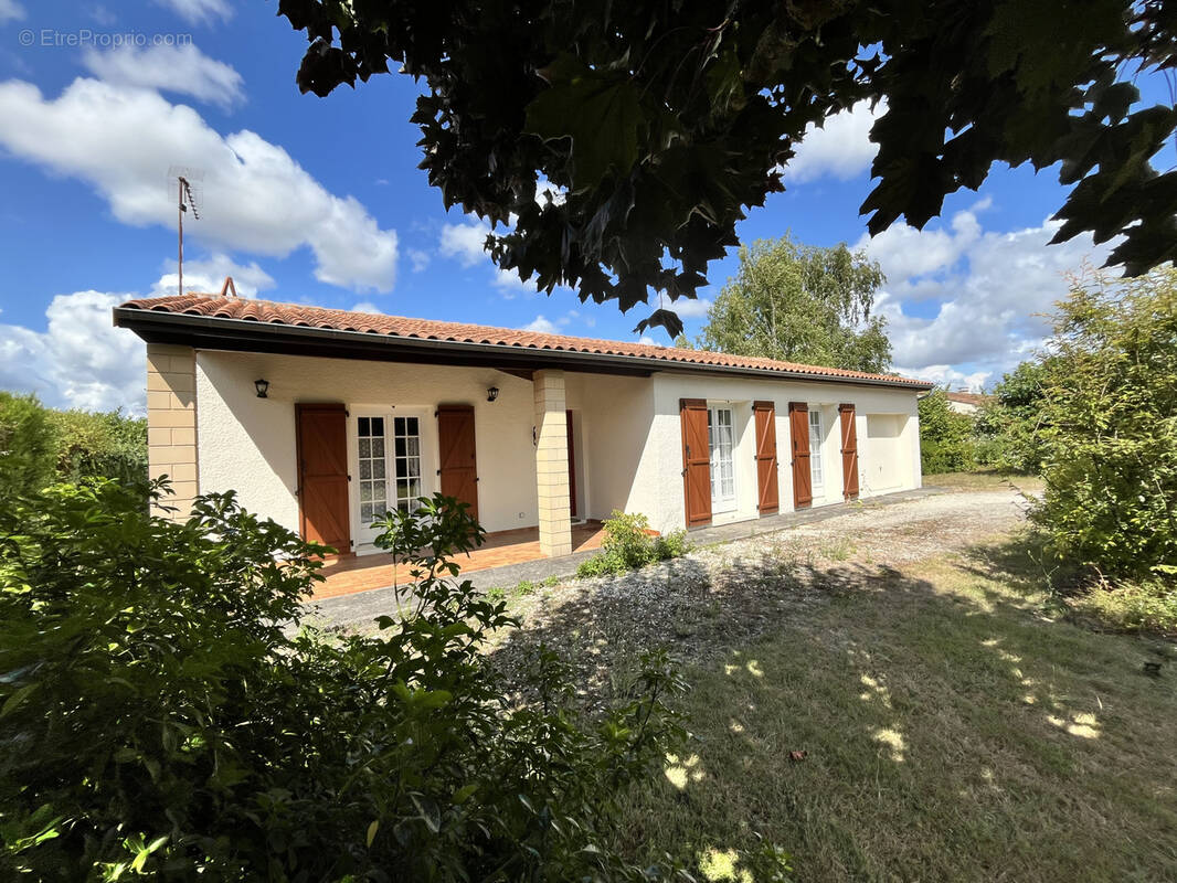 Maison à GENSAC-LA-PALLUE