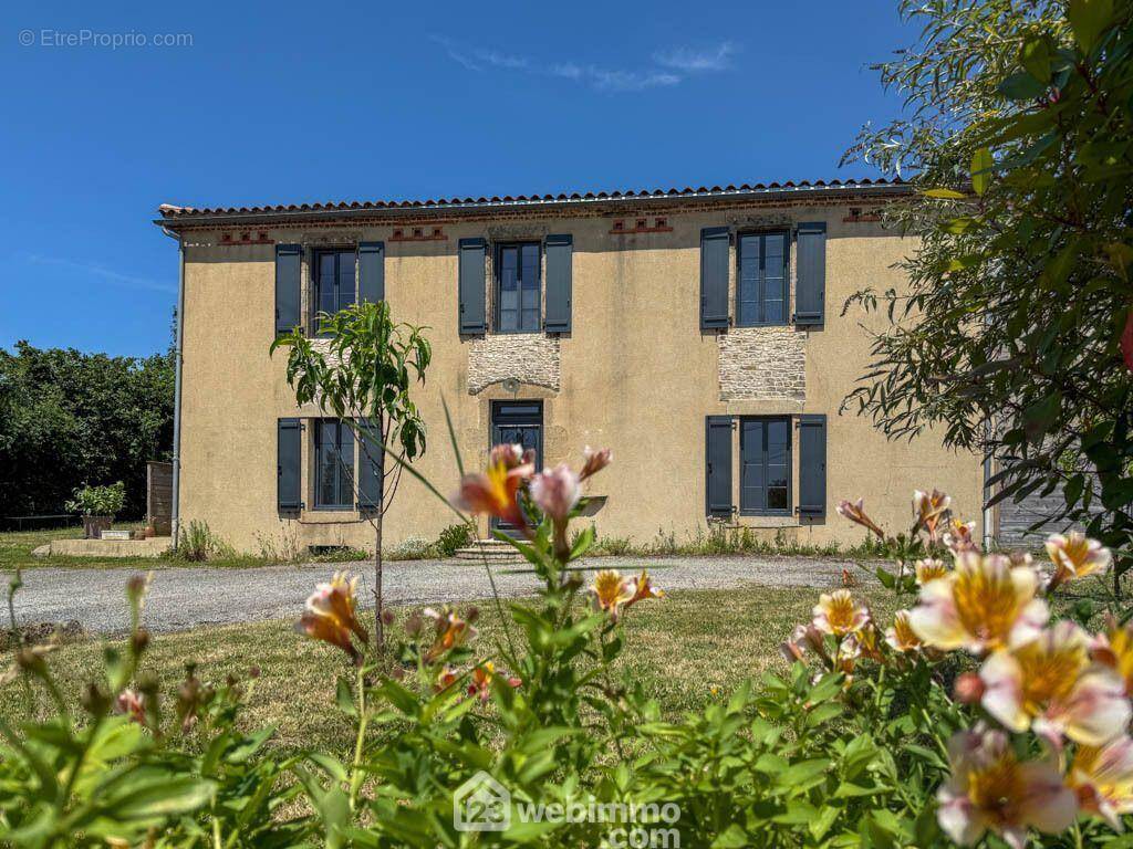 A 10 minutes de Pouzauges, cette grande maison en pierre de 205 m² vous propose : - Maison à POUZAUGES