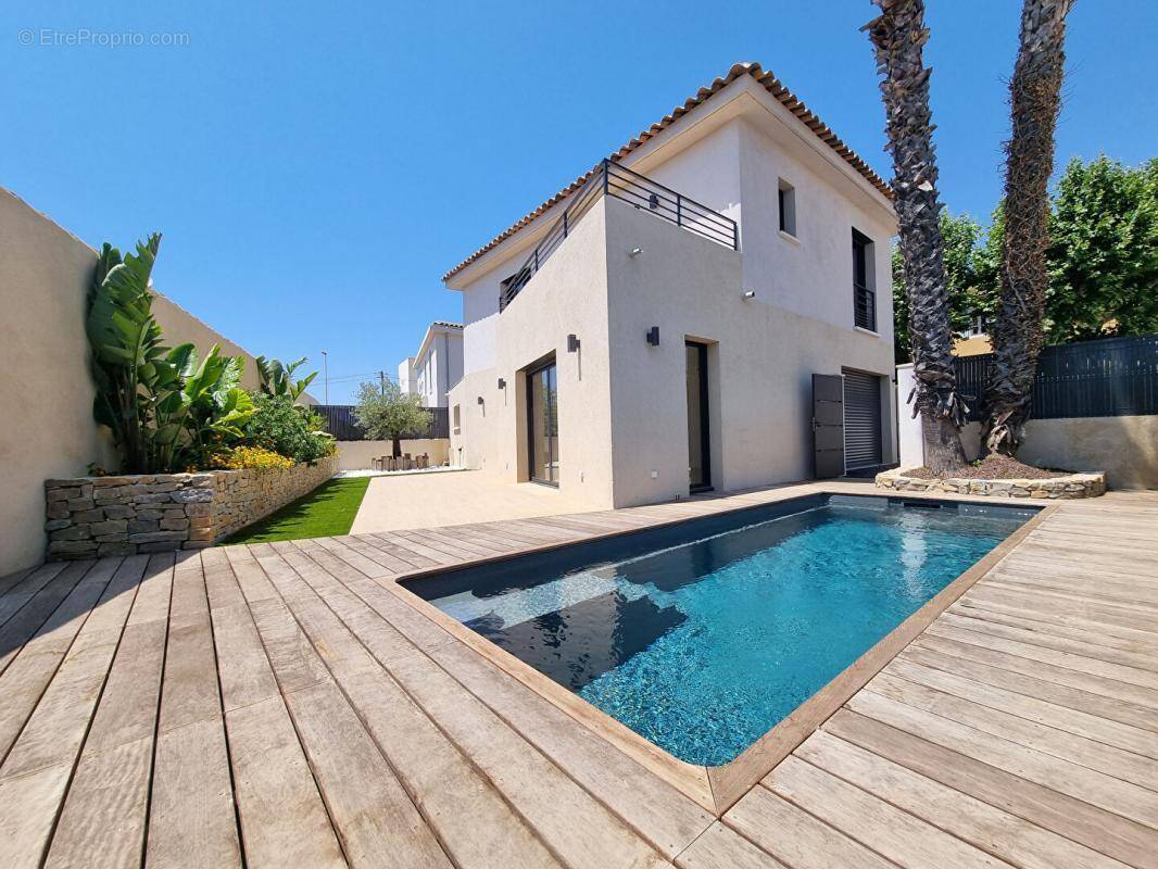 Maison à SAINT-CYR-SUR-MER