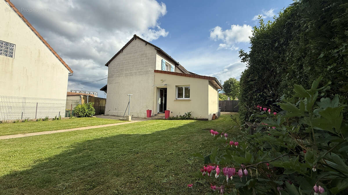 Maison à LES CLAYES-SOUS-BOIS