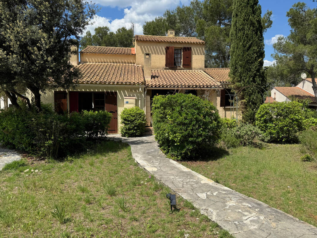 Maison à SAINT-CLEMENT-DE-RIVIERE