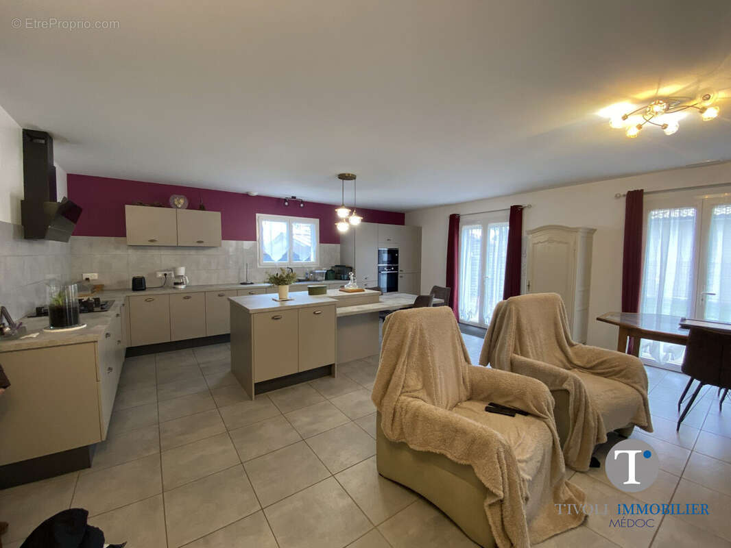 Maison à VENDAYS-MONTALIVET
