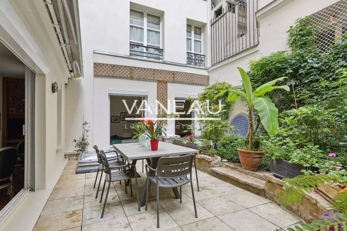 Appartement à PARIS-8E