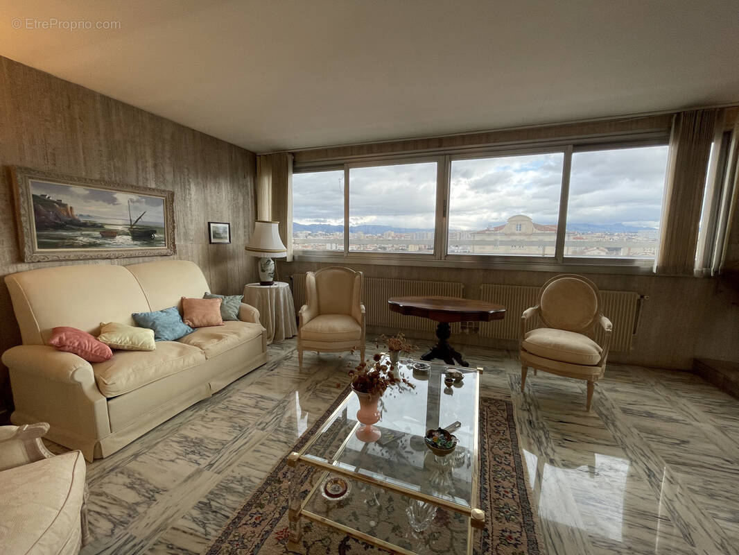 Appartement à MARSEILLE-1E