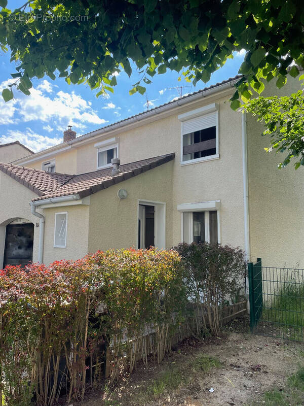 Maison à SAINT-JEAN-DE-BRAYE