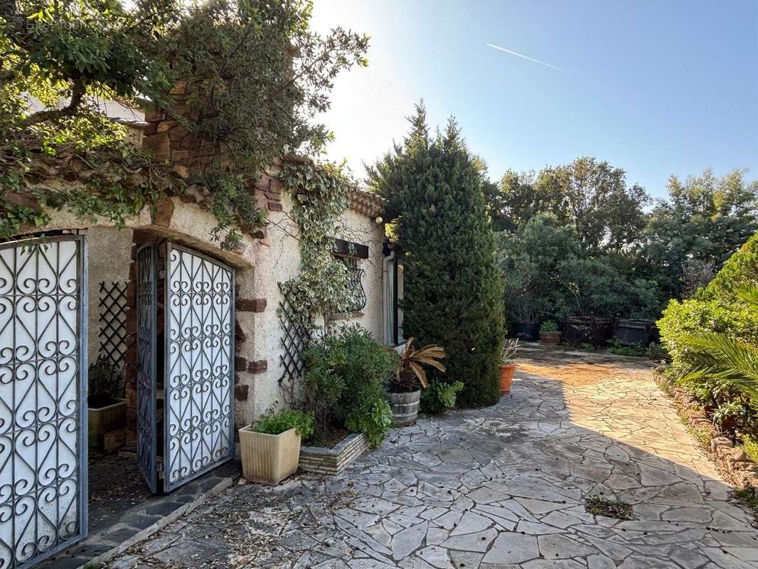 Maison à LES ISSAMBRES