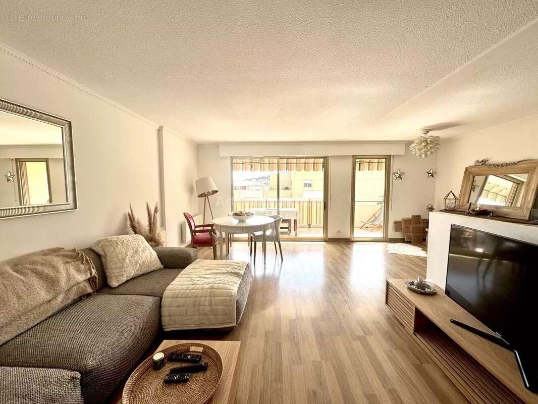 Appartement à SAINT-LAURENT-DU-VAR