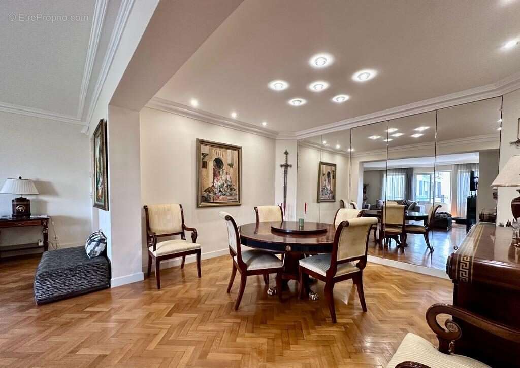 Appartement à PARIS-8E