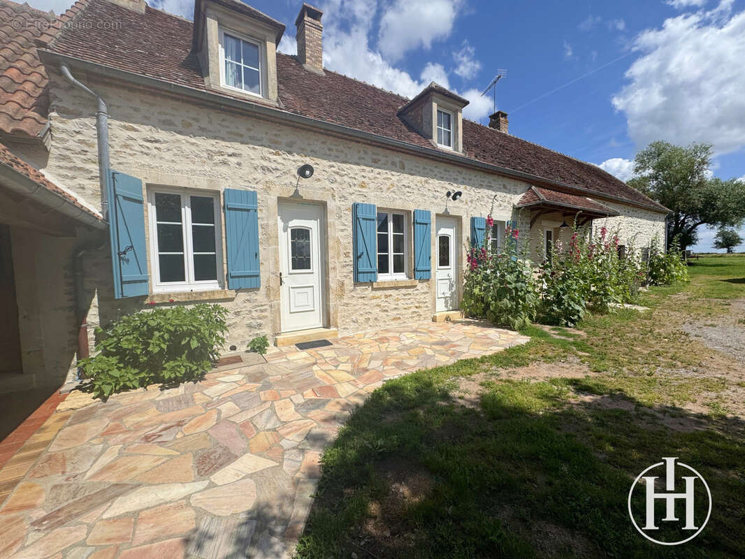 Maison à SAINT-BONNET-TRONCAIS