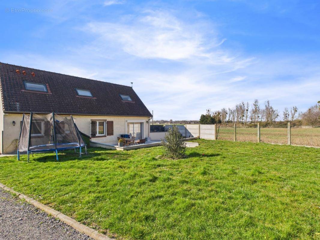 Maison à ESMERY-HALLON