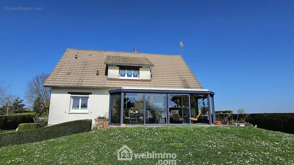 Venez découvrir cette belle maison de 174 m² sur un terrain de 4340 m². - Maison à PUISEAUX