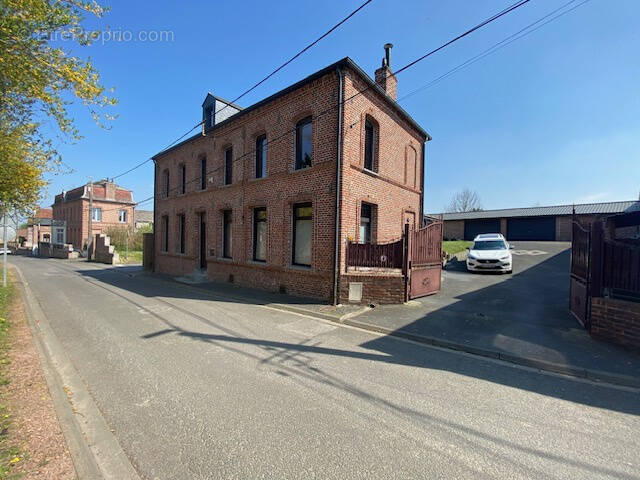 Maison à JENLAIN
