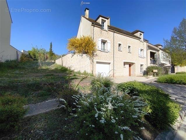 Maison à VALLANGOUJARD
