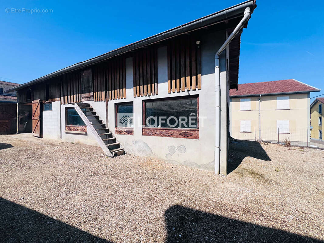 Maison à DOMMARTIN-LES-CUISEAUX