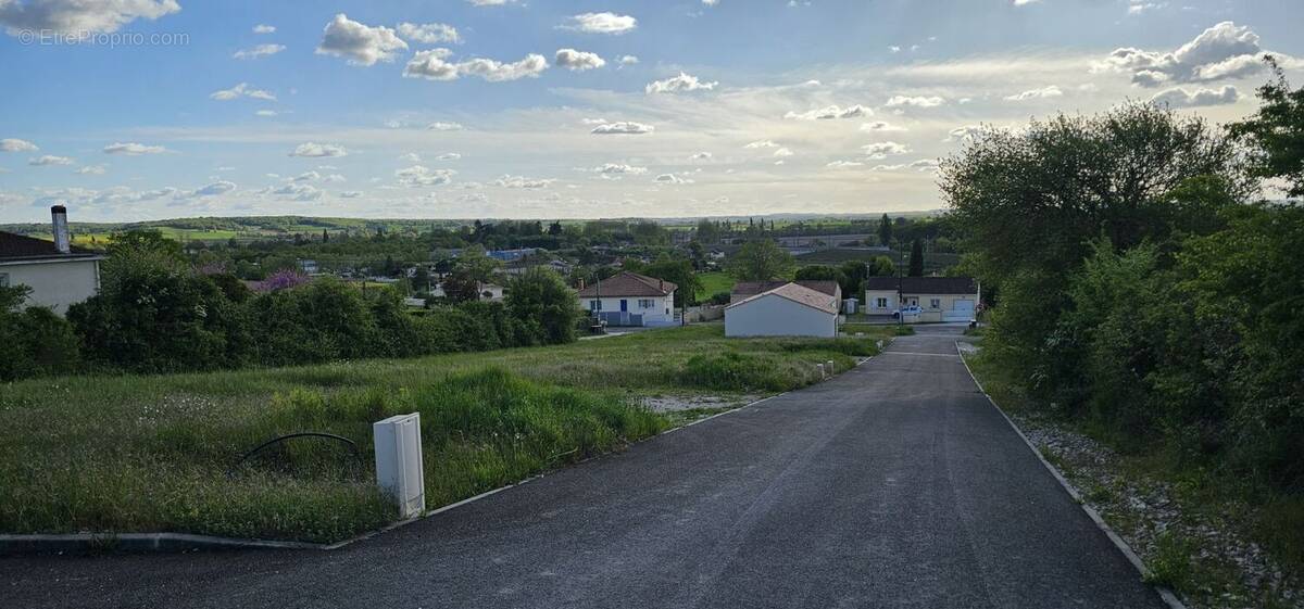 Terrain à LA COURONNE