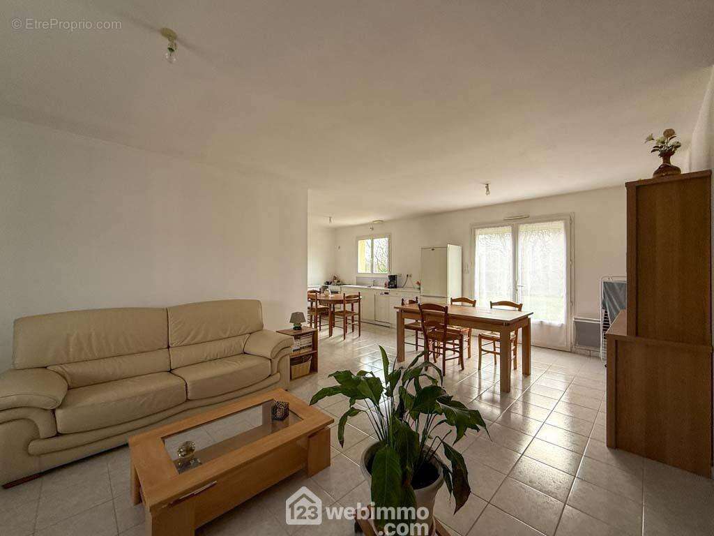 Agréable et spacieuse - Maison à MENOMBLET