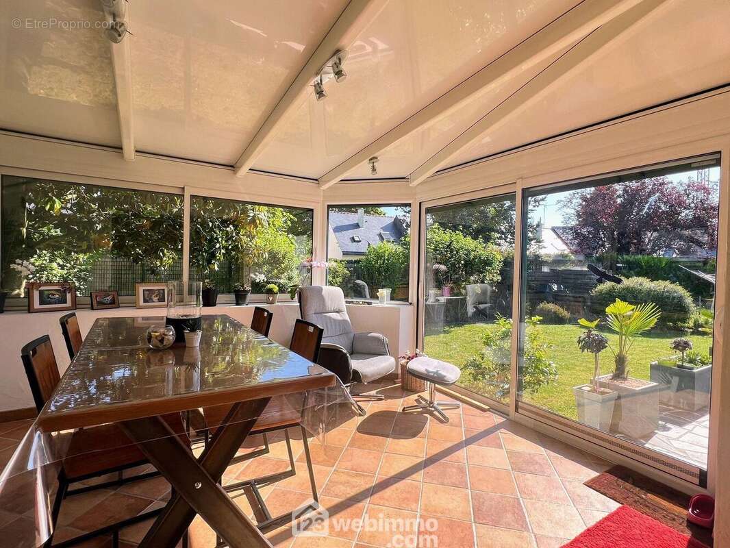 ... une belle véranda ouverte sur le jardin. - Maison à AVRILLE