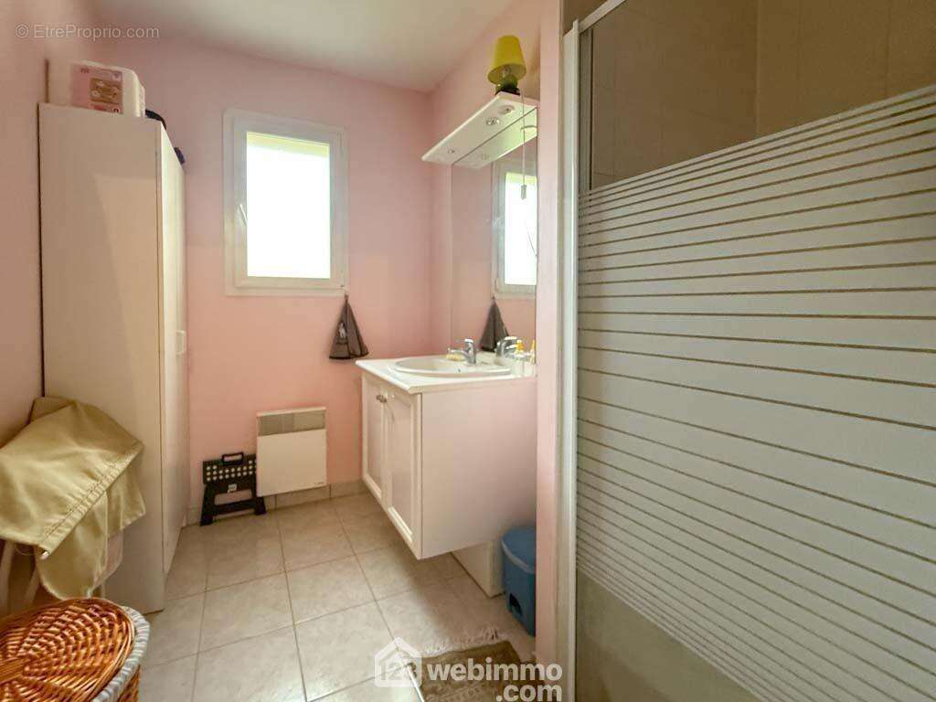 Une salle d&#039;eau avec sa fenêtre - Maison à MENOMBLET