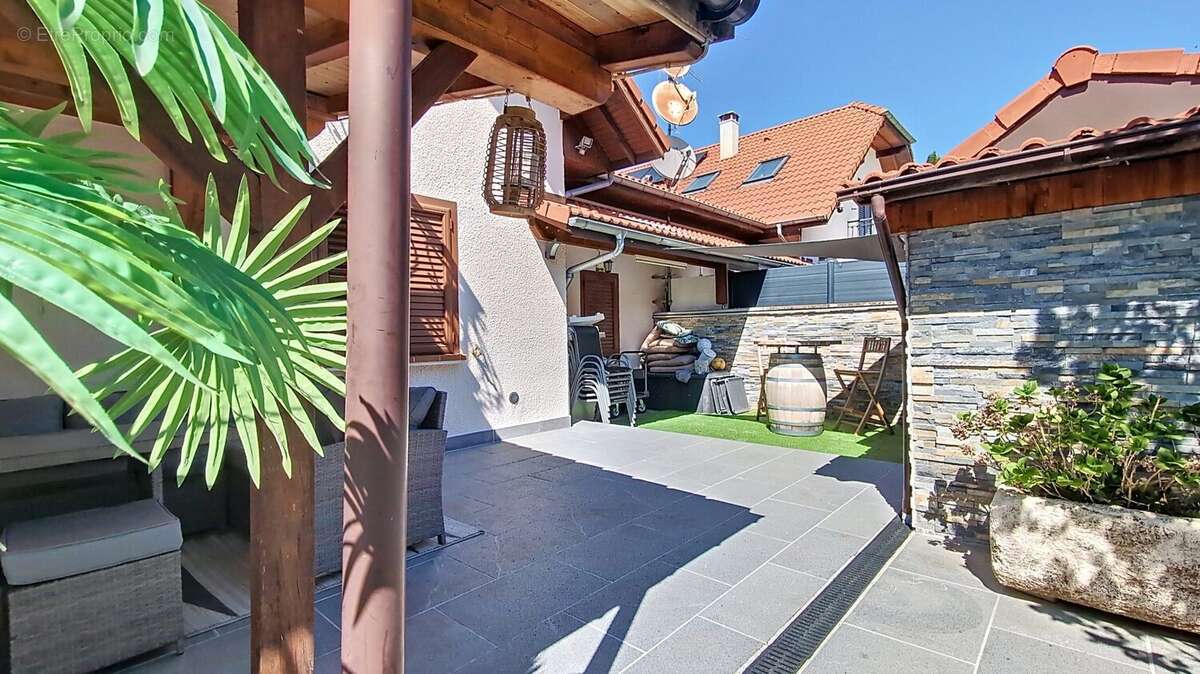 Maison à COLLONGES-SOUS-SALEVE
