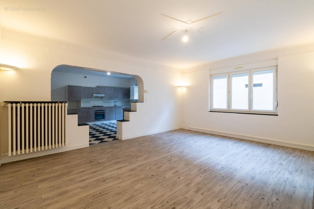 Appartement à CHATEL-SAINT-GERMAIN