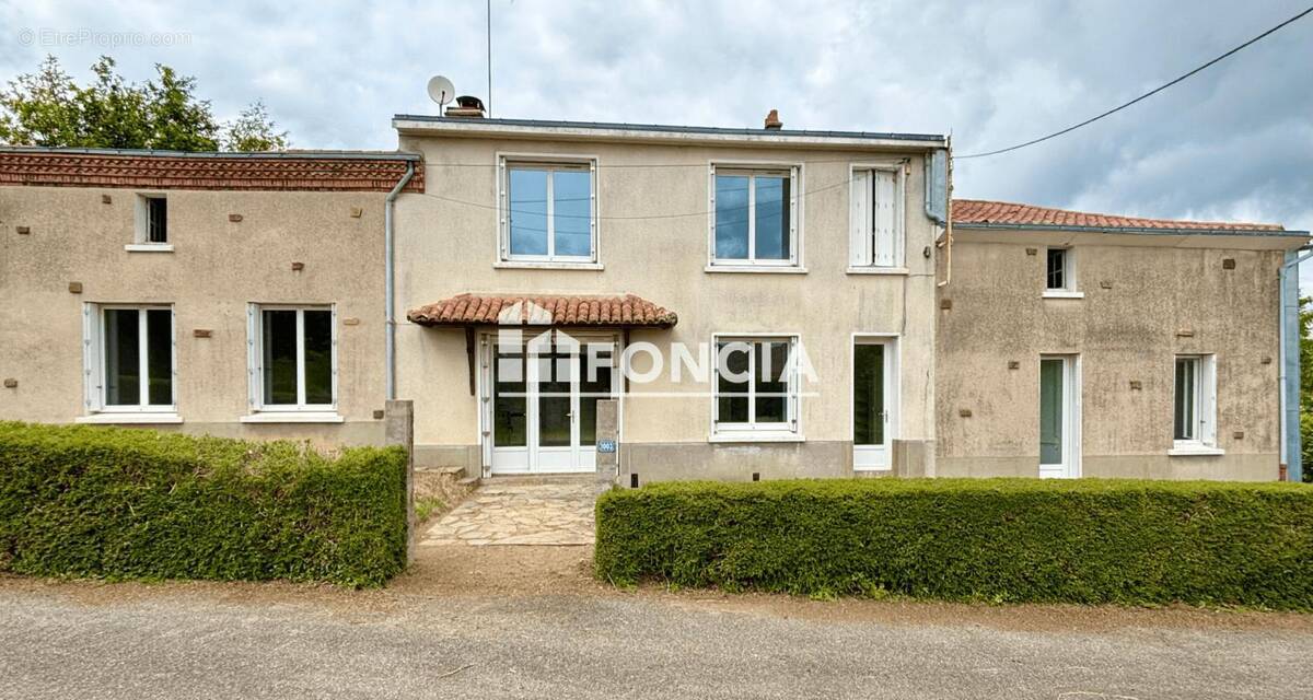 Maison à MONTREVAULT