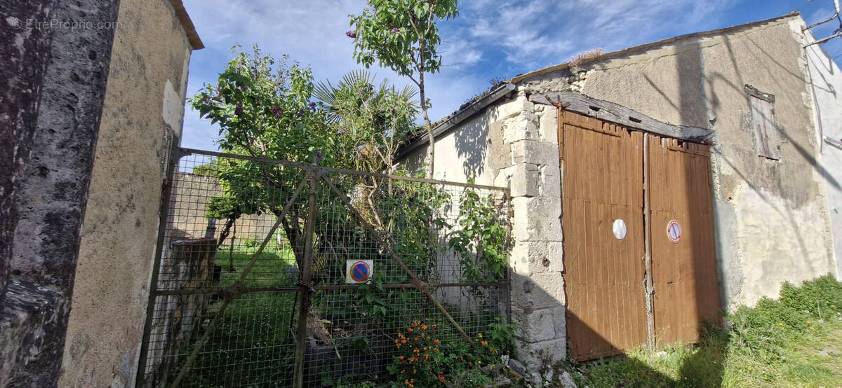 Parking à MORTAGNE-SUR-GIRONDE