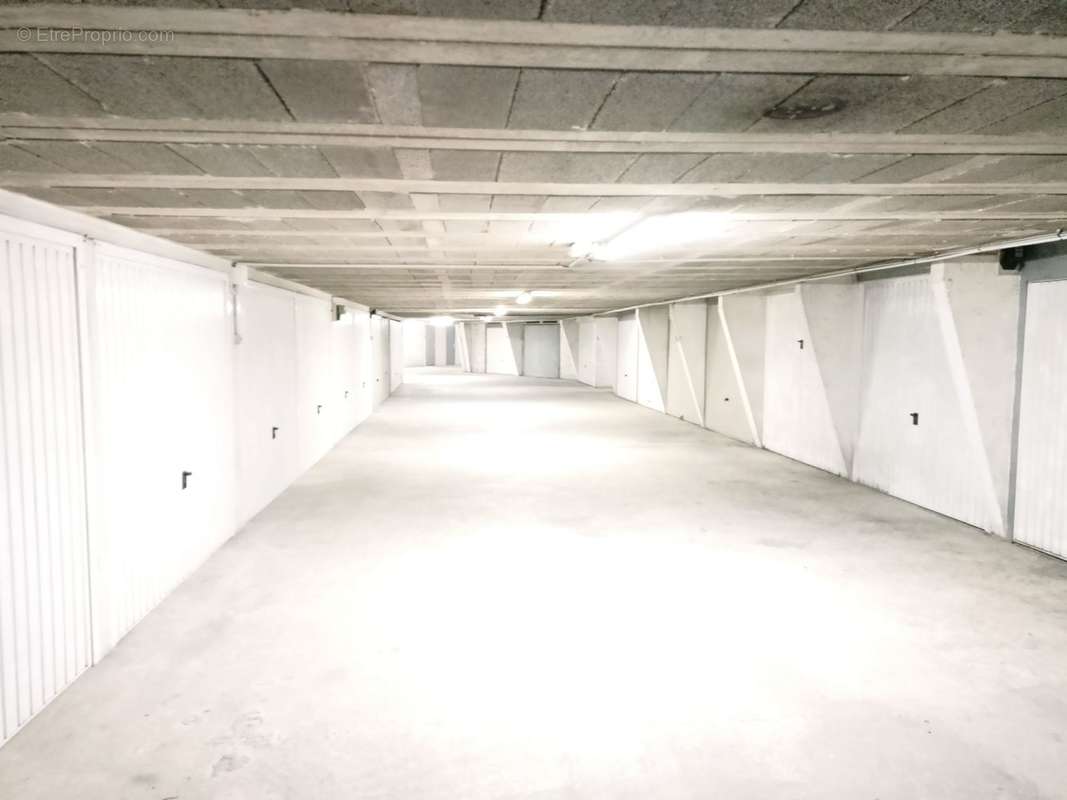 Parking à MANDELIEU-LA-NAPOULE