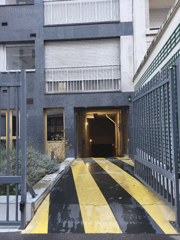 Parking à PARIS-16E