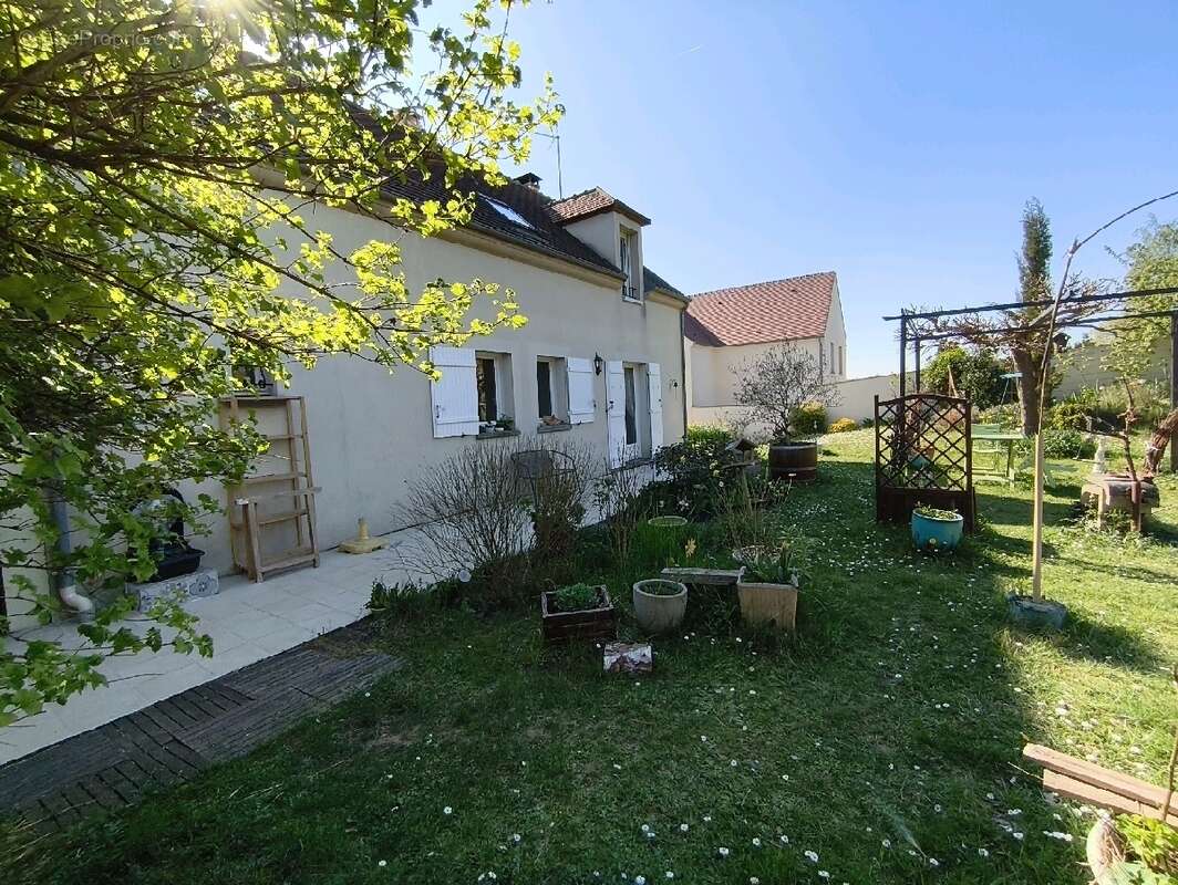 Maison à VALLANGOUJARD