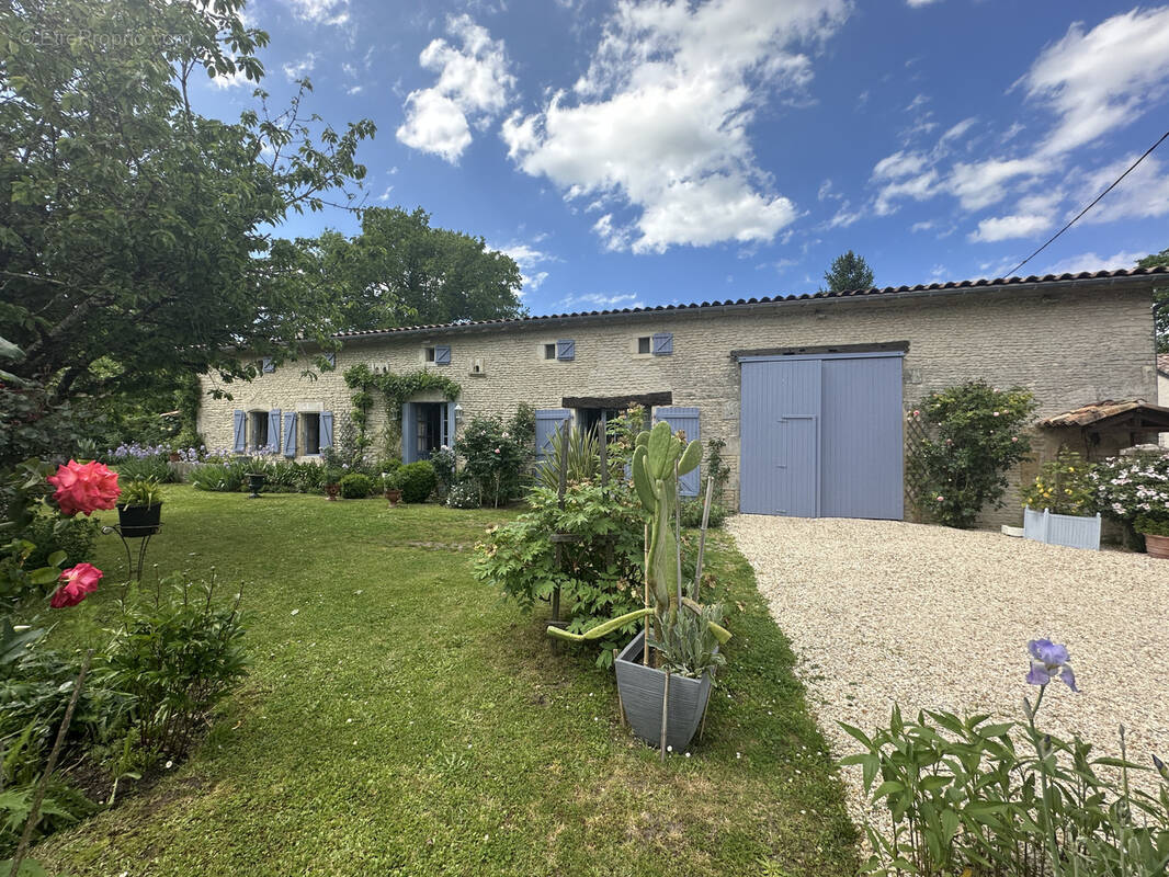Maison à TUGERAS-SAINT-MAURICE