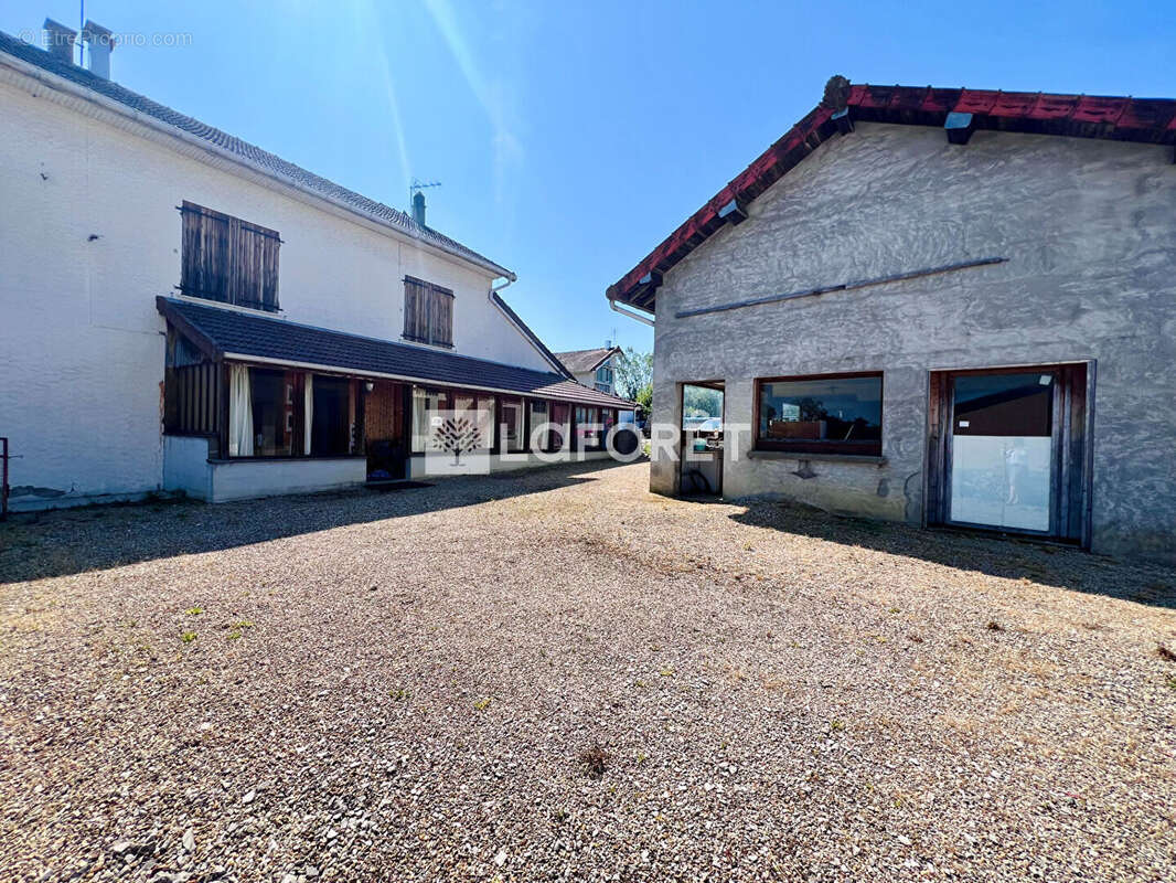 Maison à DOMMARTIN-LES-CUISEAUX
