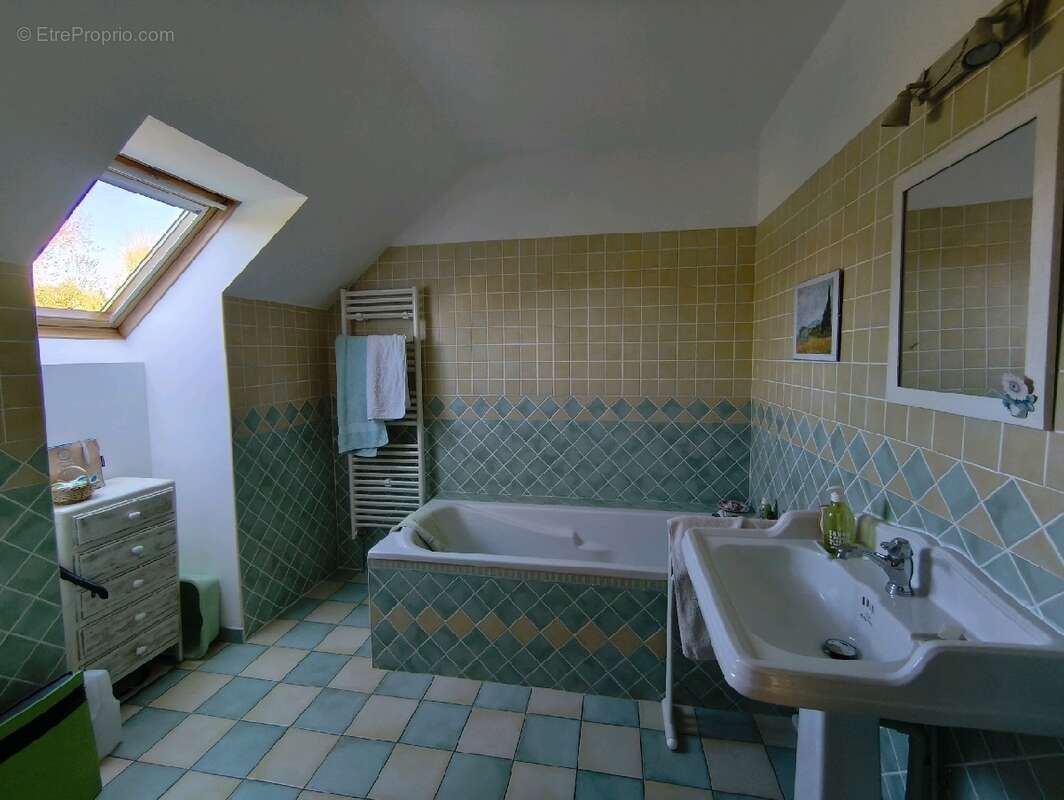 Maison à VALLANGOUJARD