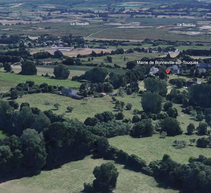 Terrain à BONNEVILLE-SUR-TOUQUES