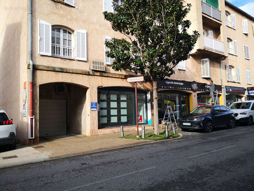 Commerce à SOLLIES-PONT