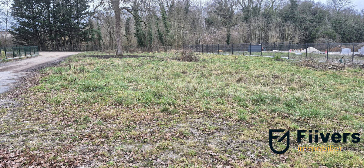 Terrain à MENNECY