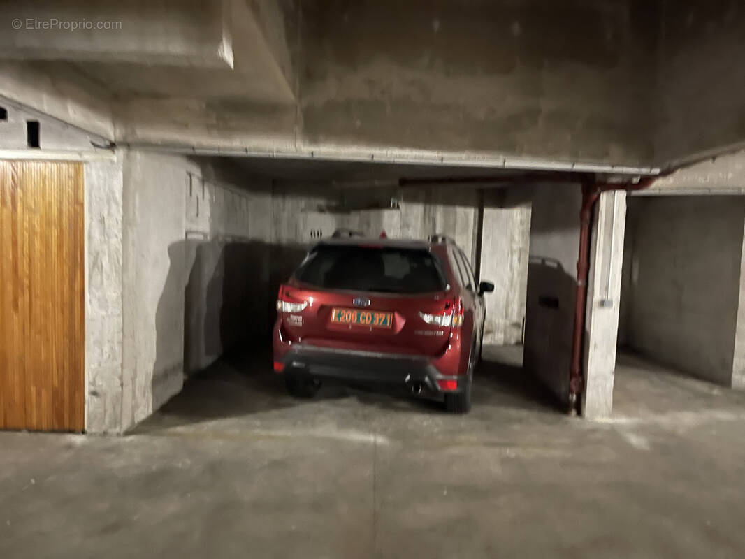 Parking à PARIS-16E