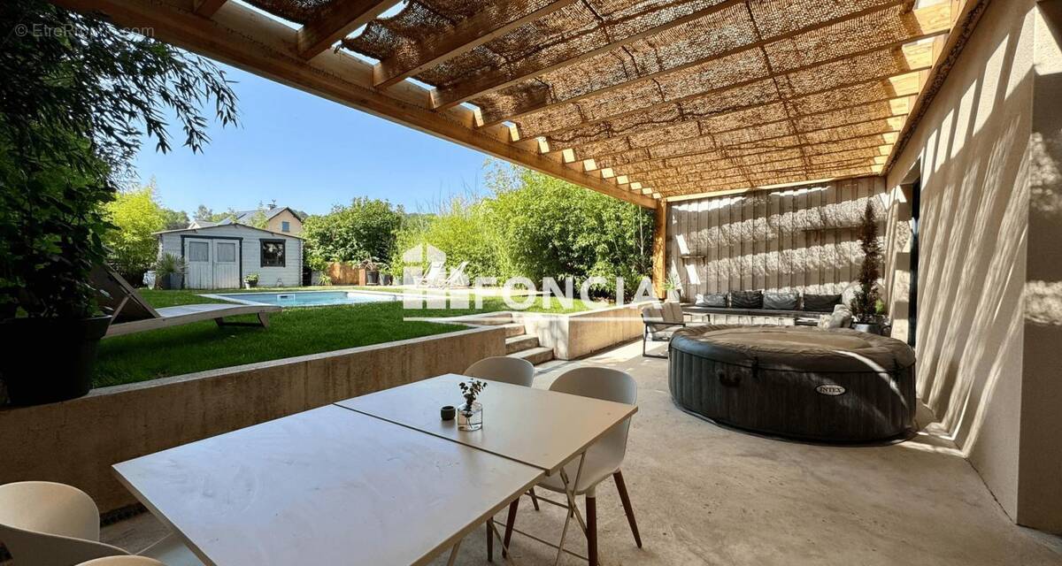 Maison à SALLES-CURAN